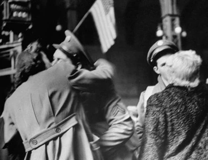 Ngắm khoảnh khắc đong đầy yêu thương thời chiến