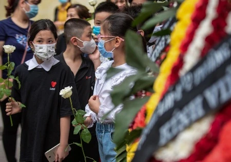 Nhiều học sinh mang hoa hồng trắng tiễn bạn qua đời trong vụ cháy 