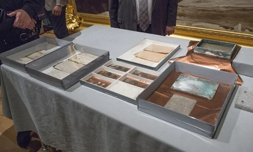 Vén màn bí ẩn bên trong hộp thời gian 220 tuổi