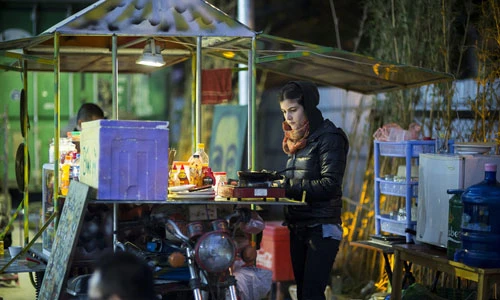 Quán ăn độc đáo trên xe ba gác của “cô Tây” ở Hà Nội