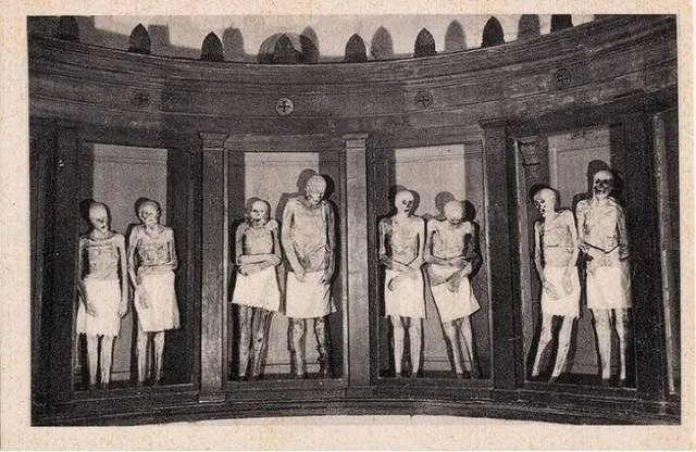 Kinh hoàng thi hài vẹn nguyên cả trăm năm dù không ướp xác