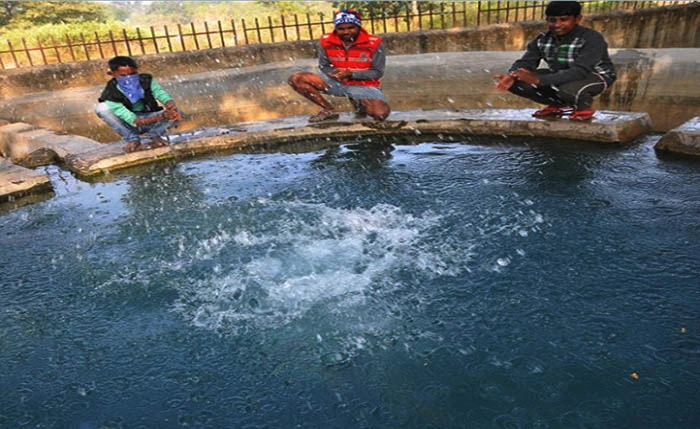 Kỳ bí hồ nước sôi lên sùng sục khi có người vỗ tay