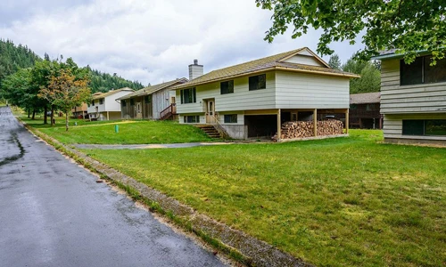 Giật mình "thị trấn ma" không người sáng đèn hàng đêm 