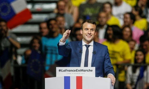 Tổng thống Pháp Emmanuel Macron từng yêu cô gái nào trước khi cưới?