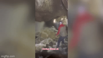 Nước tràn nhanh vào trong hang động, cả nhóm thám hiểm suýt mất mạng Nuoc tran nhanh vao trong hang dong, ca nhom tham hiem suyt mat mang