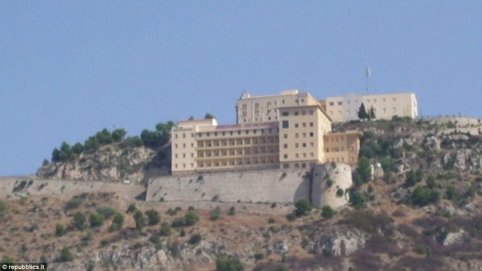 Rùng mình cảnh bên trong khách sạn “ma” 61 năm không có khách