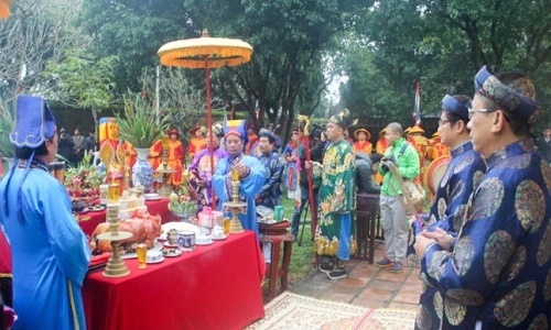 Độc đáo nghi lễ dựng cây nêu ngày Tết tại Đại Nội Huế