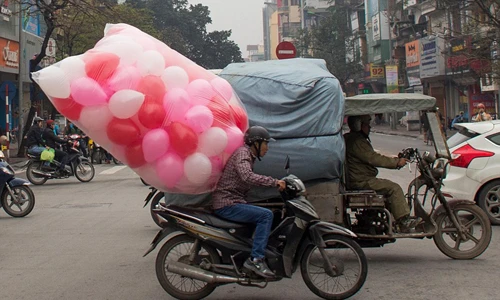 Ảnh sốc “siêu xe” chở hàng cồng kềnh VN trên báo Tây