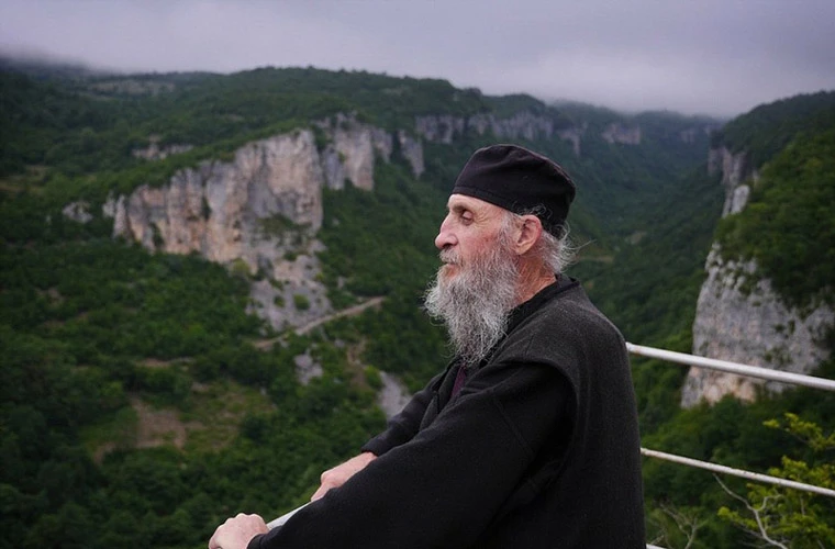 Lạ lùng tu trên đỉnh núi suốt 20 năm