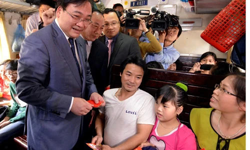 Bí thư Hà Nội Hoàng Trung Hải lì xì cho khách đi tàu xe