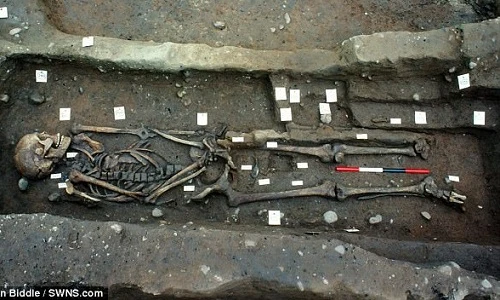 Phát hiện rùng rợn trong ngôi mộ tập thể tại Anh