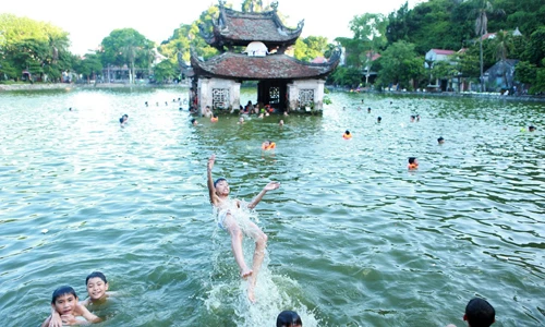 Chùm ảnh: Trẻ em nô đùa dưới ao làng ngày nóng đỉnh điểm