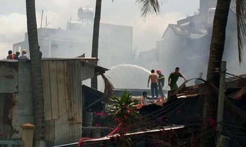 Cháy lớn giữa trưa, hàng loạt căn nhà bị thiêu rụi