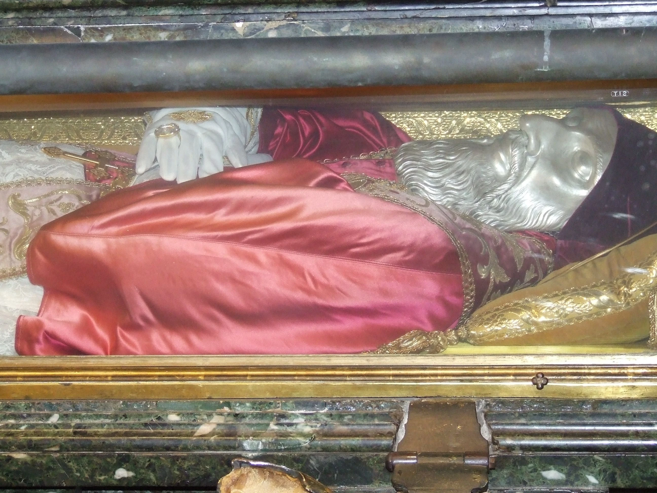 Kỳ diệu thi hài bất hoại suốt trăm năm của Giáo hoàng