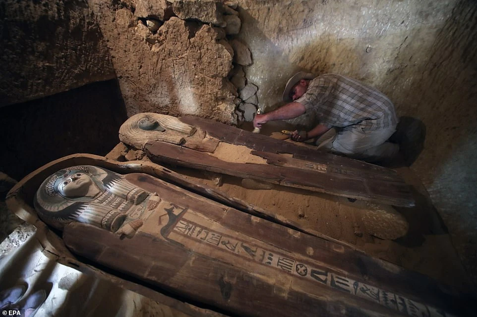 Bên trong mộ 2 linh mục cấp cao Ai Cập cổ đại