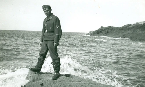 Ảnh Không quân Đức đi nghỉ sau cuộc không kích giết 44 người