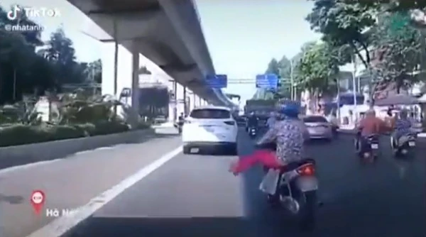 Nữ ‘ninja quần hồng’ xin sang đường bằng…chân 