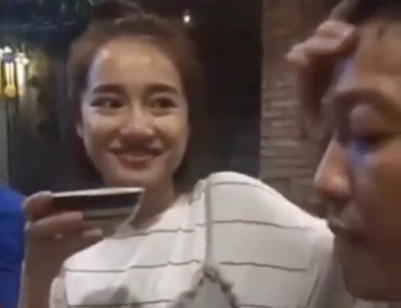 Video Nhan Phúc Vinh "sững sờ" thấy Nhã Phương khéo nịnh Trường Giang 