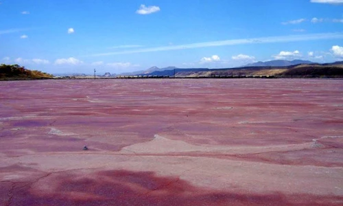 Sự thật không ngờ hồ nước nhuốm đỏ lạ lùng nhất TG