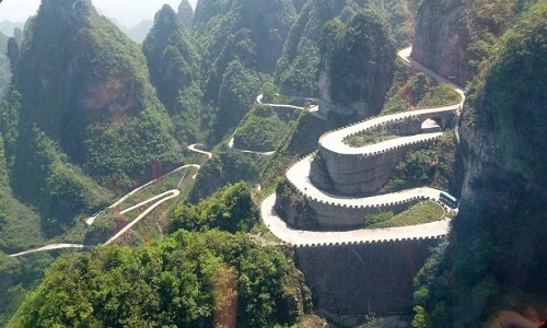 Hãi hùng cung đường nguy hiểm dẫn tới “Cổng trời” ở TQ