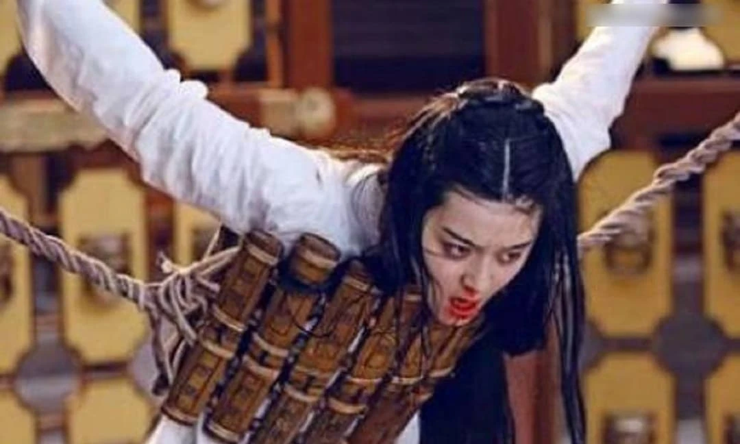 Tại sao nữ tội phạm xưa phải cởi áo ngoài trước khi hành hình?