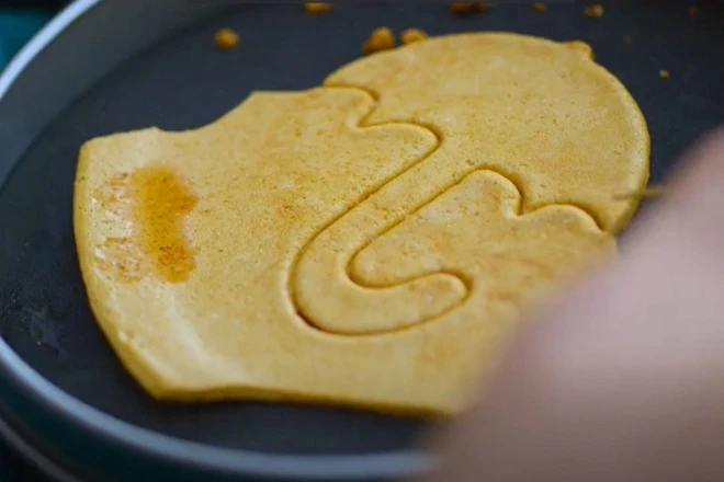 Video: Cách làm món kẹo đường trong phim "Squid Game"