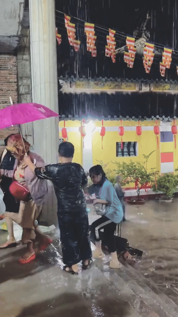 Cau be doi mua cam o che cho tat ca moi nguoi