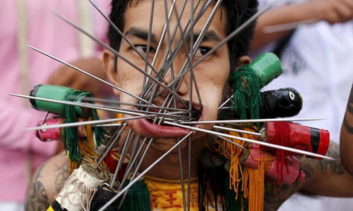 Rùng mình trước lễ hội ăn chay hành xác độc nhất TG