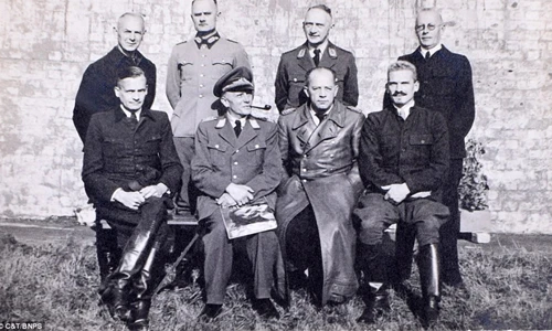 Ảnh độc: Quan chức cấp cao Đức quốc xã ở trại tù binh 
