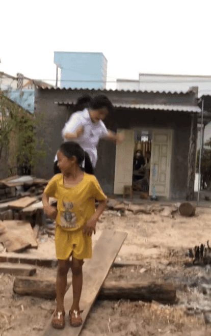 Video: Bé gái "bay như chim" khi chơi bập bênh cảm giác mạnh Video: Be gai