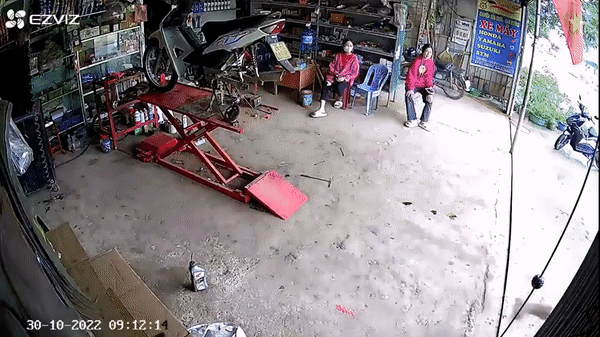 Bất cẩn lúc sửa xe, anh thợ nở nụ cười đầy ái ngại với khách Bat can luc sua xe, anh tho no nu cuoi day ai ngai voi khach