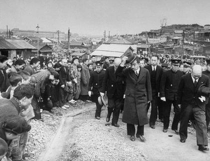 Ảnh hiếm: Nhật hoàng Hirohito thị sát sau CTTG2