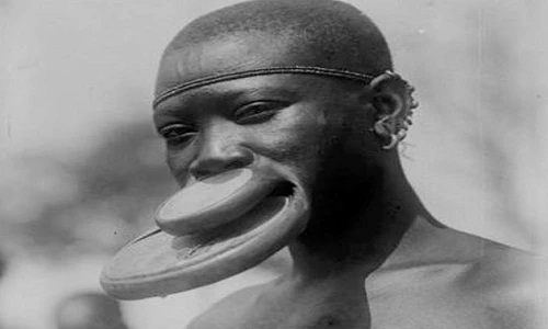 Rùng rợn tục căng môi làm đẹp của phụ nữ bộ tộc ở châu Phi