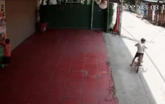 Ru nhau di trom thung xuc xich, sieu trom nhi khien dong doi ngo ngang