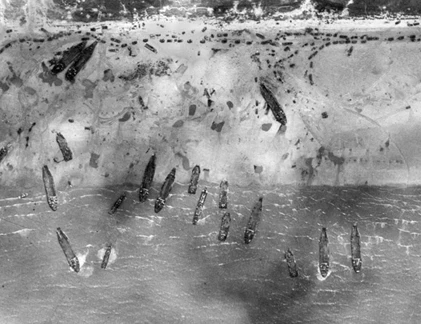 Ảnh chụp trên cao: Quân đồng minh đổ bộ bãi biển Normandy 