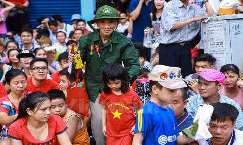 Cựu nữ quân nhân nghẹn ngào xem diễu binh tìm ký ức