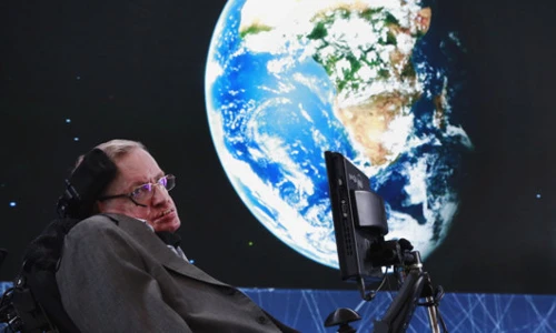 Vì sao Stephen Hawking luôn hối thúc con người rời Trái đất?