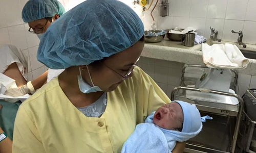 Đón mừng những em bé chào đời đúng 0h 1/1/2016