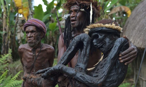 Kinh dị xác chết hun khói nguyên vẹn suốt trăm năm 