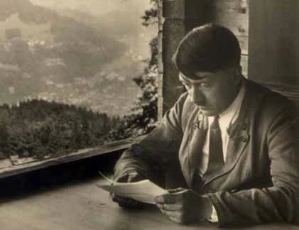 Lật tẩy mánh khóe trốn thuế thu nhập của Hitler