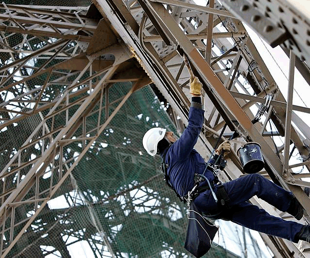 Tháp Eiffel - biểu tượng nổi tiếng nhất nước Pháp được sơn lại 7 năm/lần.