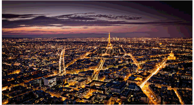 Paris sở dĩ được gọi là "kinh đô ánh sáng" của nước Pháp vì nơi đây có gần 296 khu vực rực rỡ, bao gồm khách sạn, đài phun nước, nhà thờ, các tòa nhà quốc gia, cầu đường...