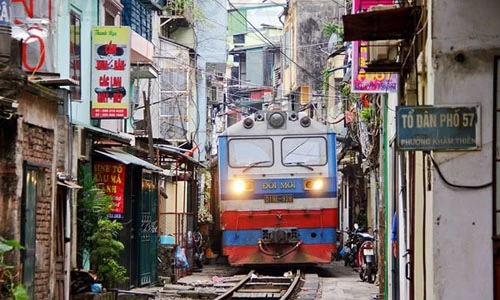 Đường tàu len lỏi qua khu dân cư Hà Nội trên báo Tây