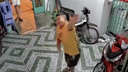 Vua thap huong len ban tho ba noi, be trai hanh dong cuc dang yeu