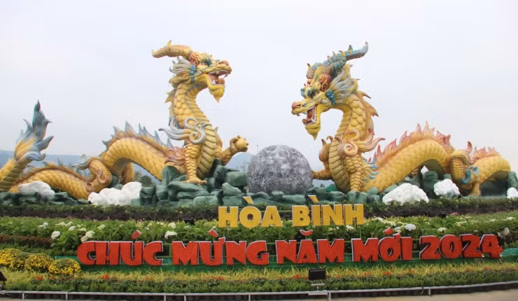 Tận mục vẻ hoành tráng linh vật “song long chầu nguyệt” ở Hòa Bình