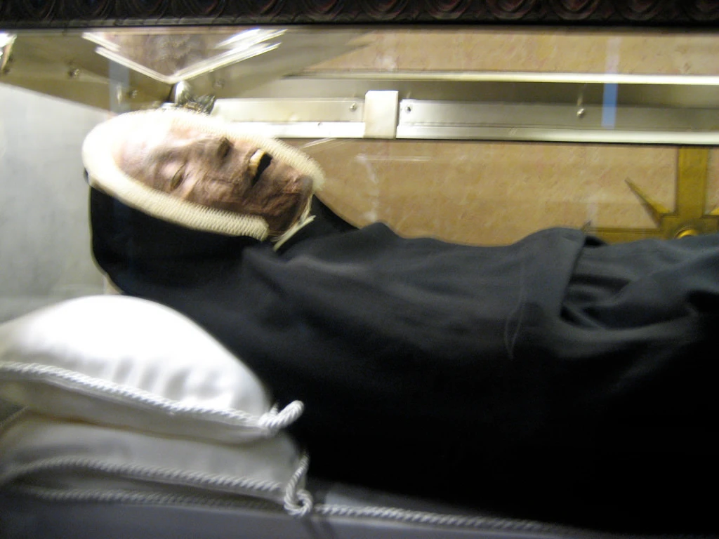 Kinh ngạc thi hài Thánh nữ trăm năm không phân hủy