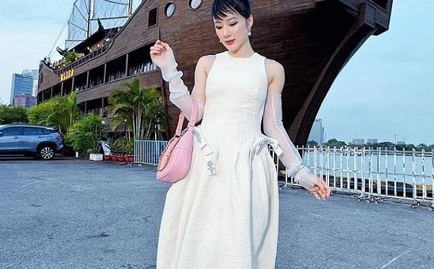  Angela Phương Trinh xinh đẹp mặn mà kết hợp trang phục khoe hình thể