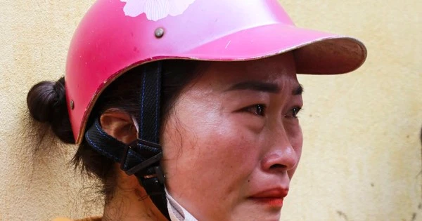 Cô giáo bật khóc nhìn đồ dùng học sinh dưới lớp bùn non