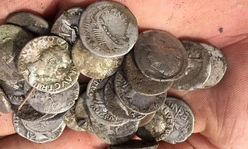 Phát hiện kho báu đồng xu La Mã cực giá trị