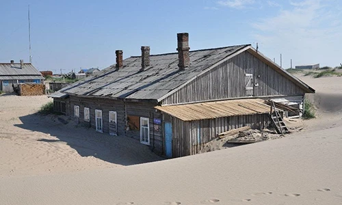 Kỳ lạ ngôi làng bị chôn vùi trong cát ở Nga